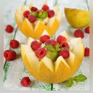 NEW- CANTALOUPE BERRY BUSH. SCENT UNLEASHED, LUXURY HAND POURED SCENTED CANDLES.